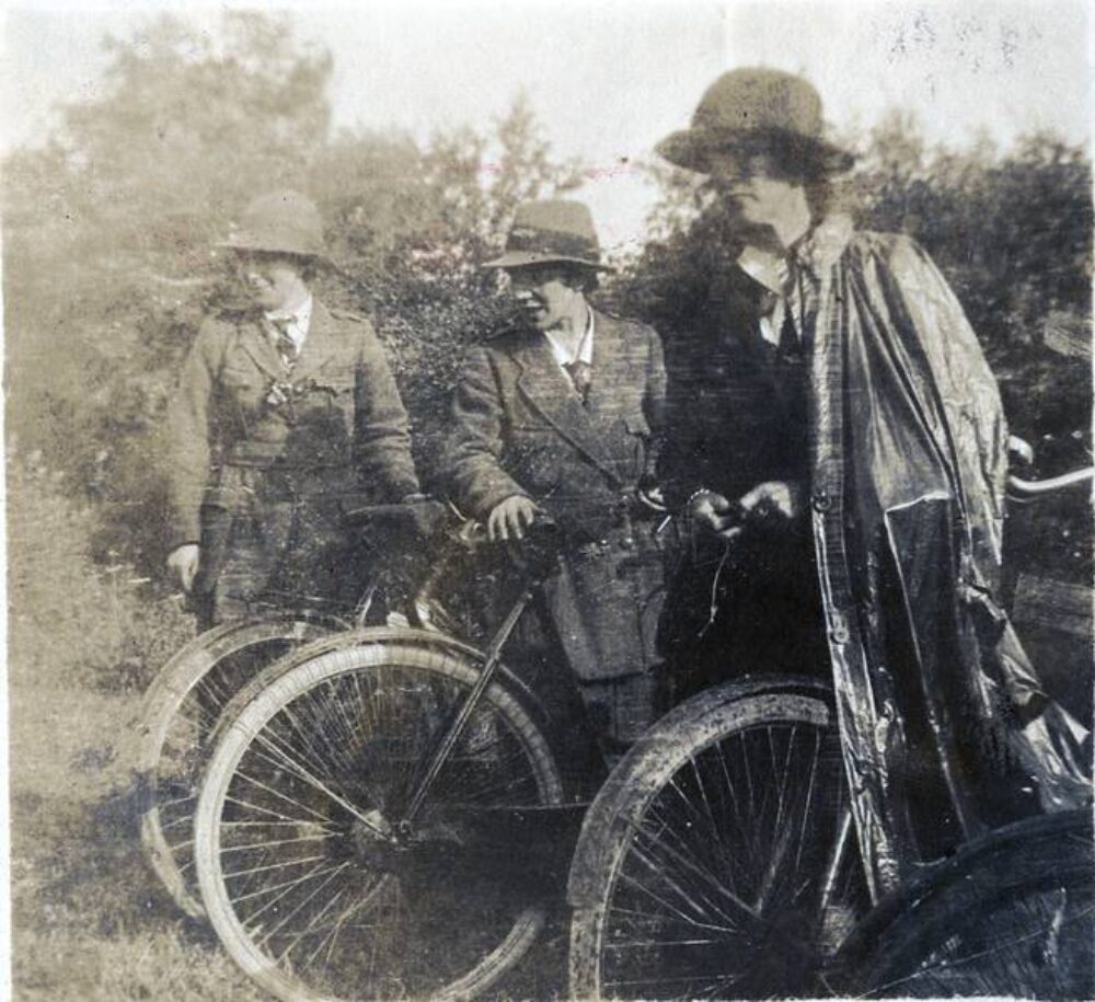 BMD CD266/07/01 Cumann na mBan Cyclist Corps en route to Bodenstown, date unknown.
